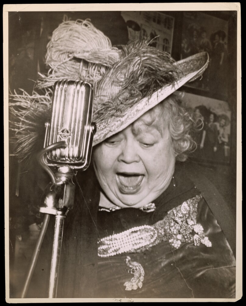 Songstress at Sammy's / Dora