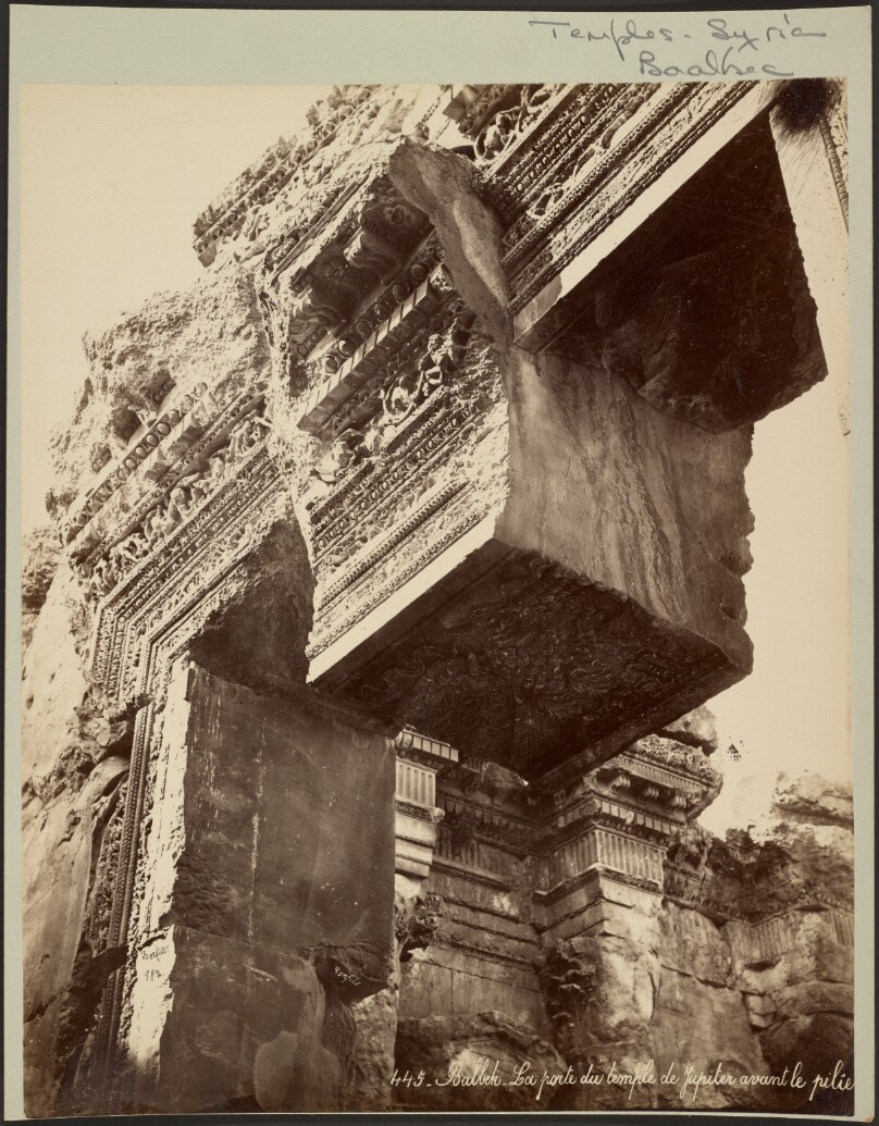 Balbek, La porte du temple de Jupiter avant le pilier