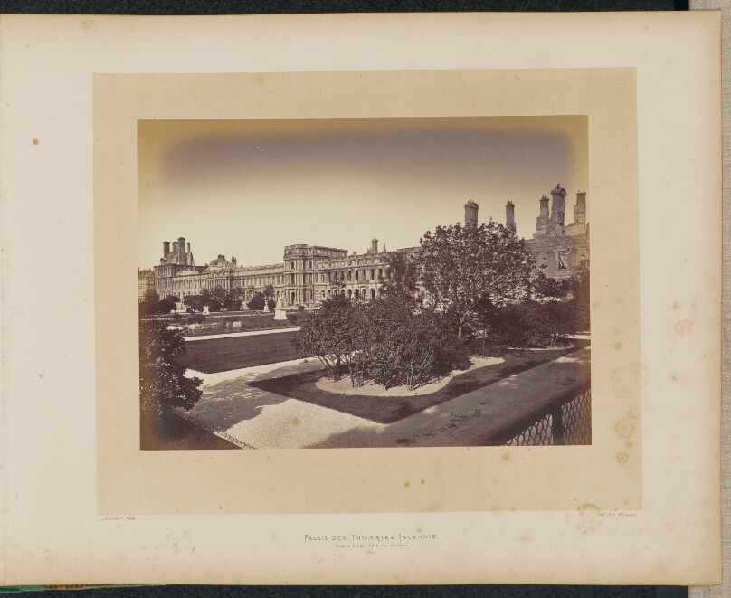 Palais des Tuileries incendié. Grande Façade, côté des Jardins.