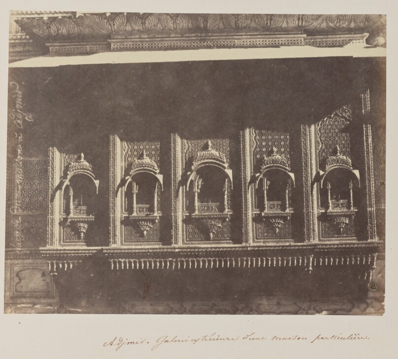 Adjmir, Galerie extérieure d'une maison particulière