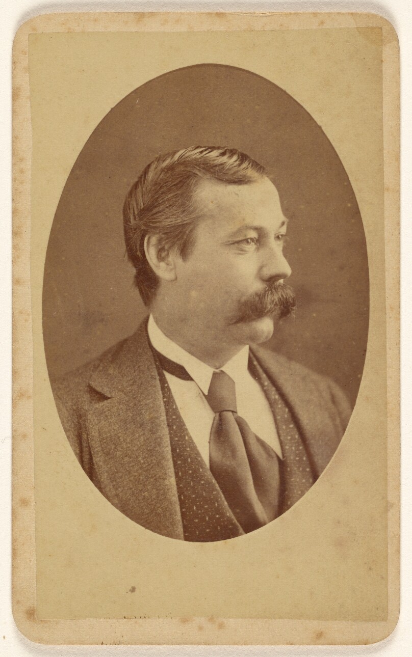 [Man in 3/4 profile, printed in quasi-oval style]