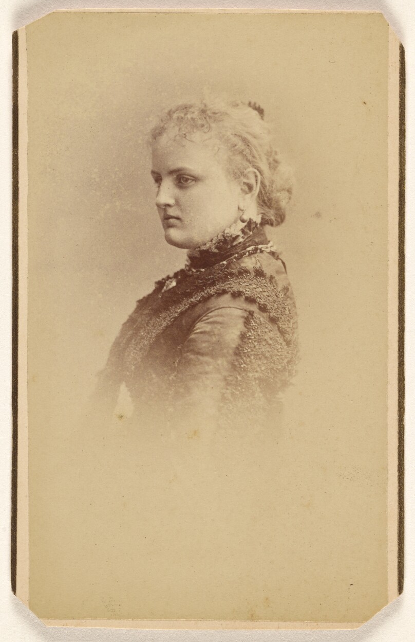 [Unidentified woman in profile, printed in vignette-style]