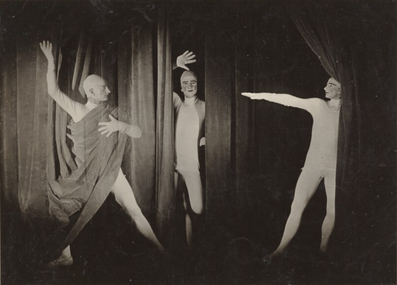 Scenen-Fotos eines Gesten-Tanzes (Pictures of a Gestural Dance)/Vorhangs- und Bewegungsstudien (Curtain and Movement Study)