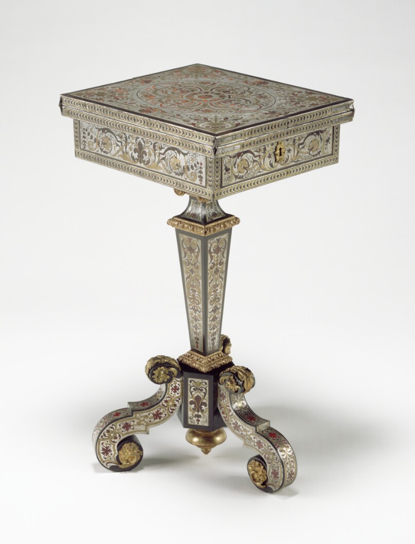 Tripod table