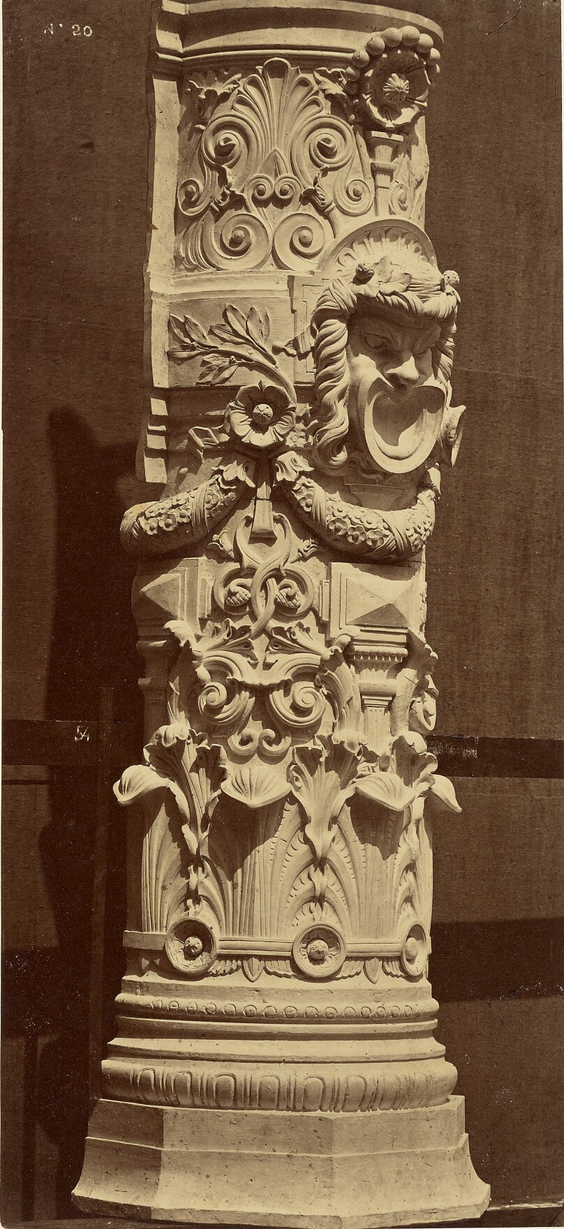 Colonnes de la salle. Base et fut.