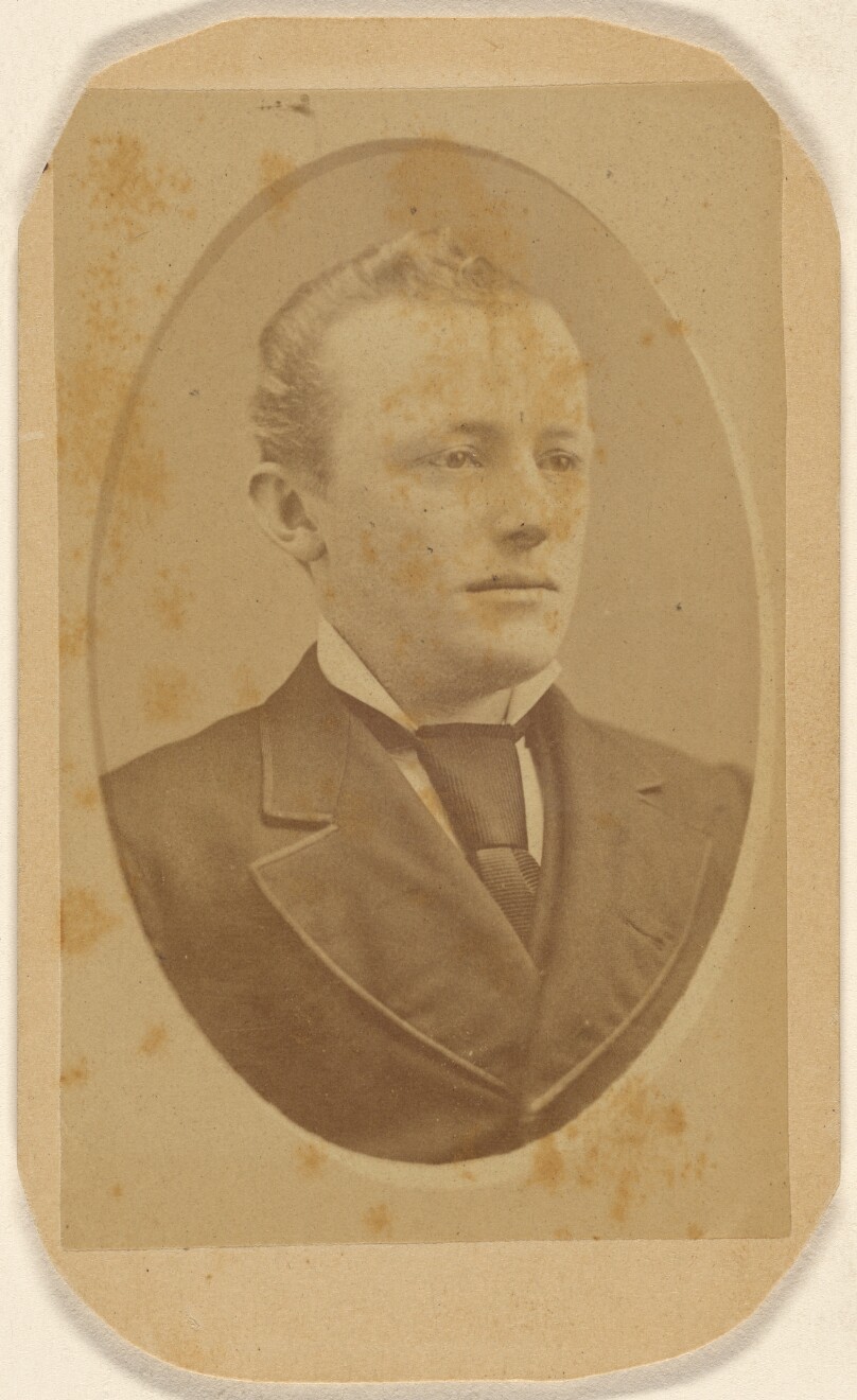[Unidentified man, printed in quasi-oval style]