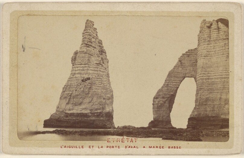Etretat. L'Aiguille et La Porte D'Aval a Maree Basse.
