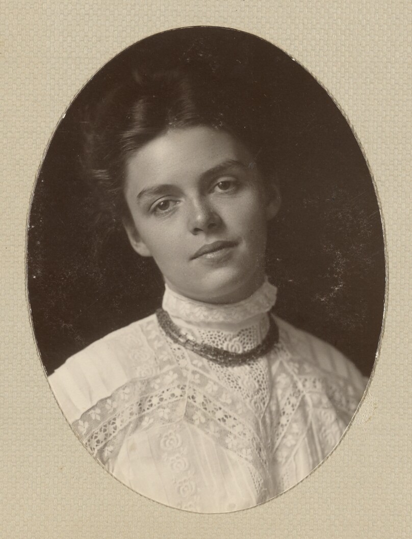[Portrait of an unidentified woman]