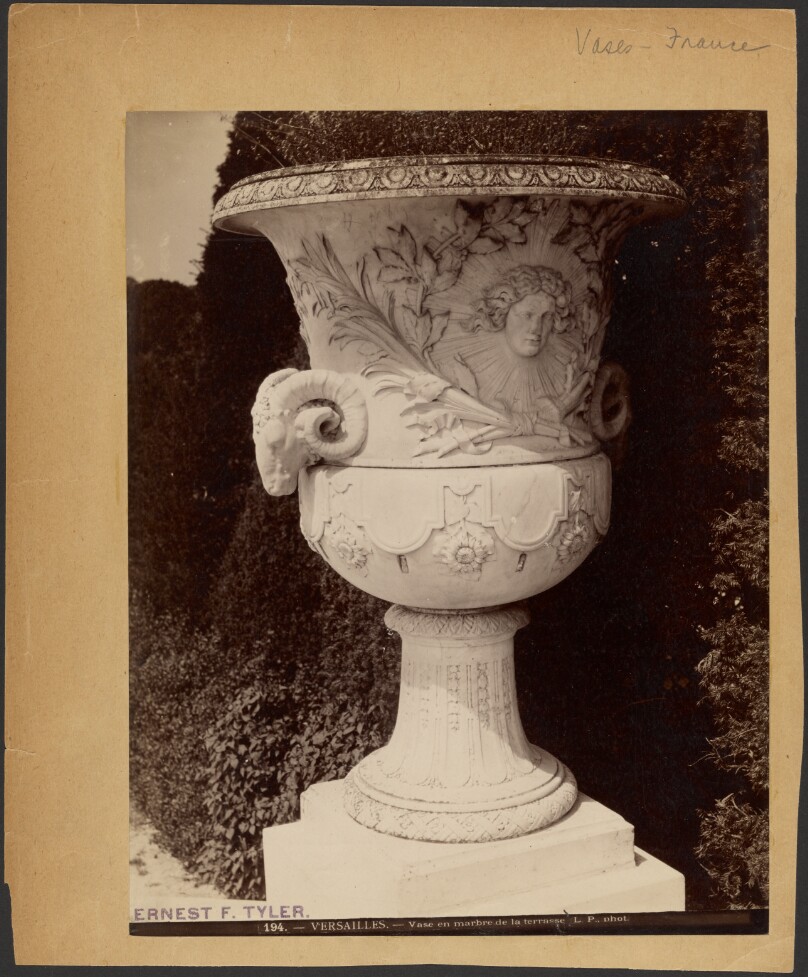 Vase en marbre de la terrasse
