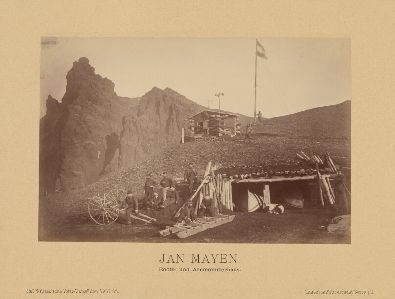 Jan Mayen, Boots- und Anemometerhaus