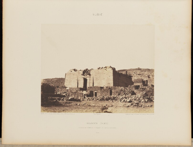Kalabcheh (Talmis). Ruines du Temple - Façade et Mur d'Enceinte