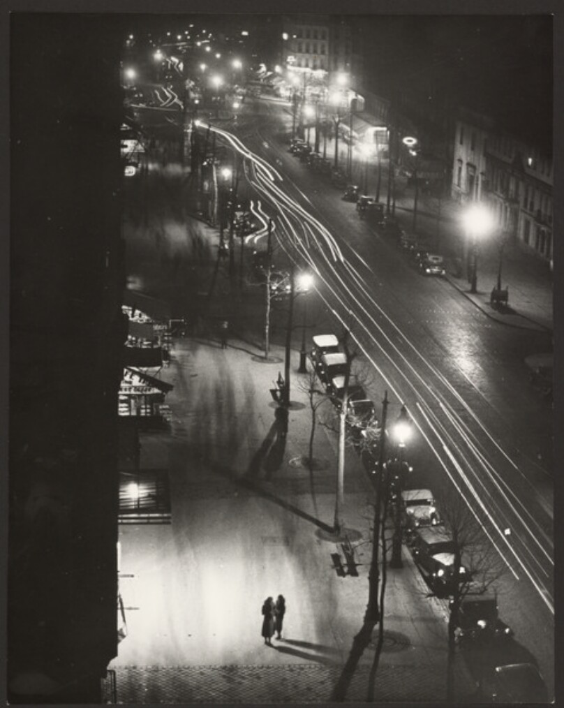 Two girls looking for tricks, Boulevard Montparnasse