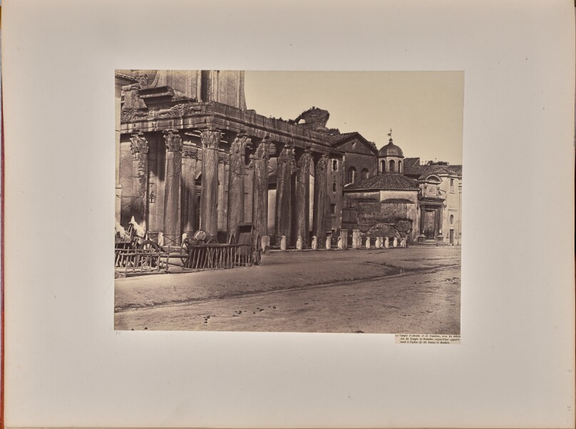 Le Temple d'Antonin et de Faustine, avec les débris dits du Temple de Romulus aujourd'hui appartenant à l'église de SS. Cosme et Damien