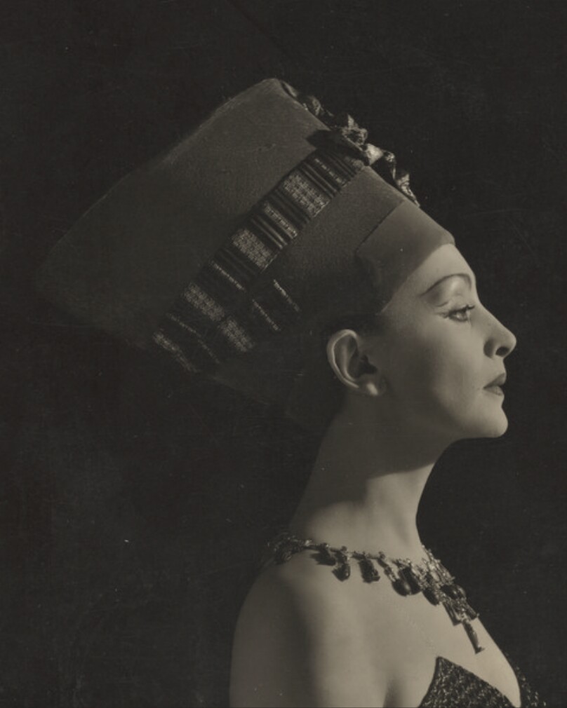 Madame Munoz as an Egyptian Sculpture