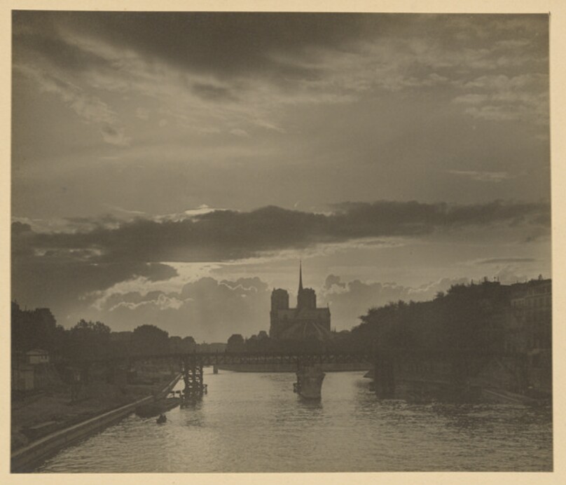 [Bridge on the Seine towards Notre-Dame]