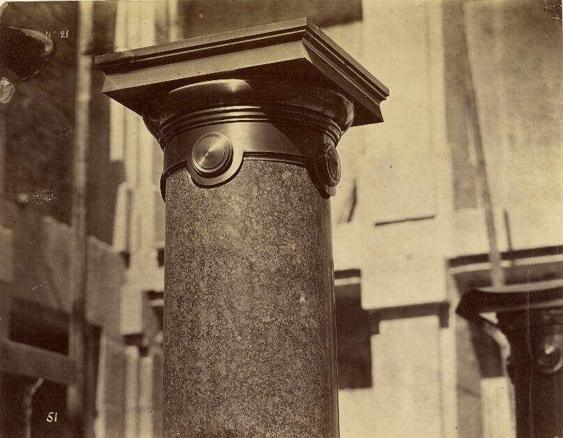 Colonnes des escaliers secondaires. Fut et chapiteau.