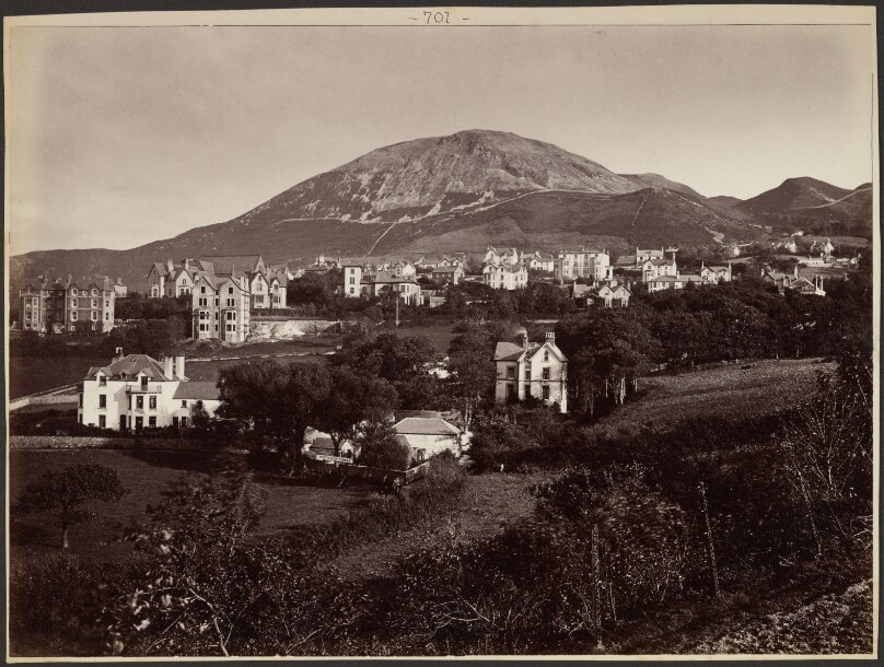 [City at foot of mountain]