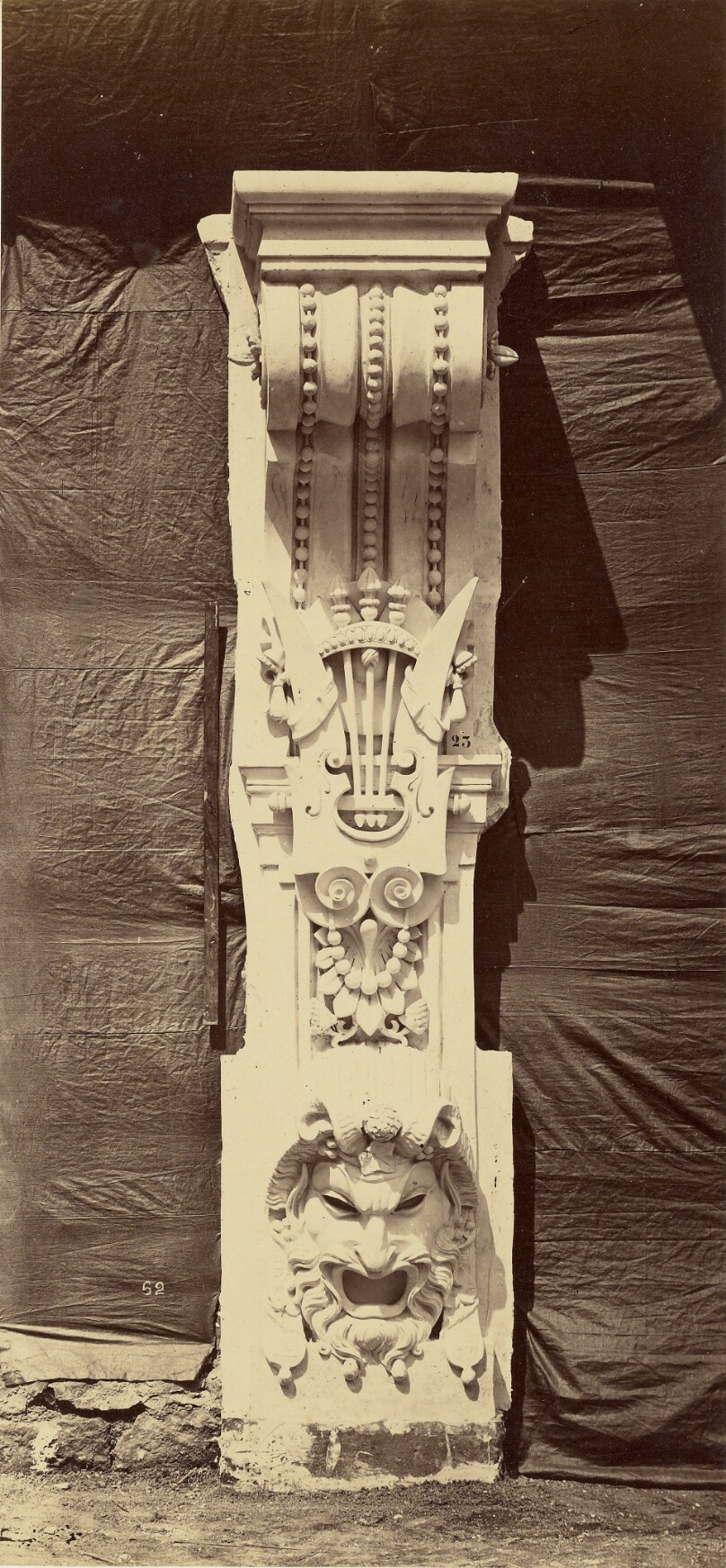 Consoles de chaque coté des oeils-de-boeuf au-dessus des baies de la loggia.