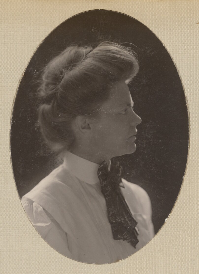 [Portrait of an unidentified woman]