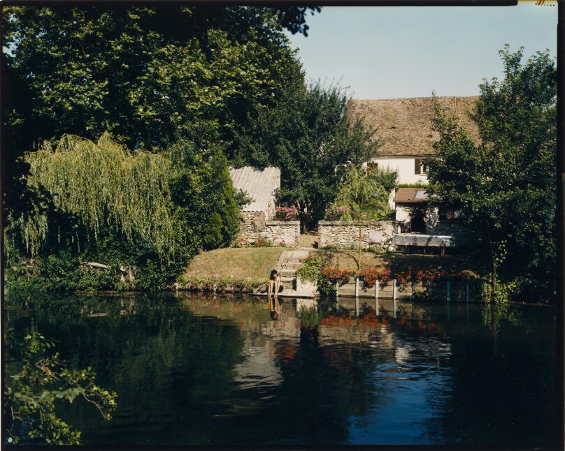 [Woman sitting on shore of River Huisne]