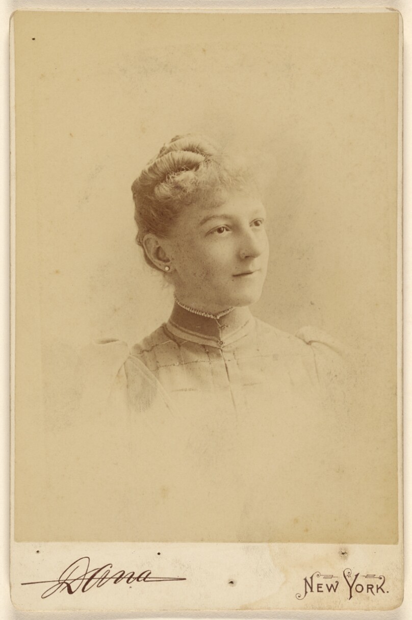 [Unidentified woman, printed in vignette style]