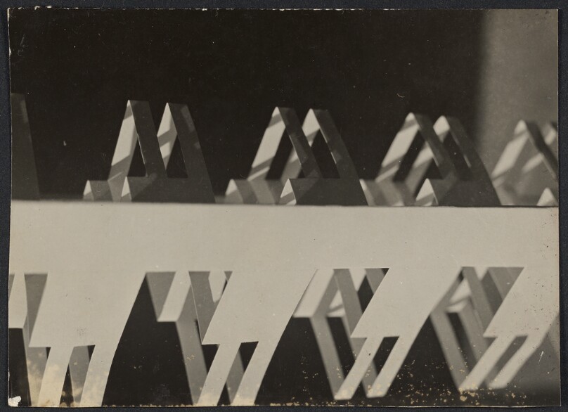 [Papier (Paper Sculpture)]