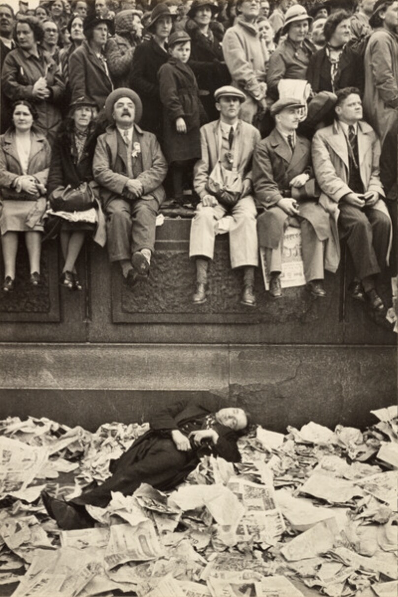 [The Coronation of George VI] / [Trafalgar Square on the Day of the Coronation of George VI, London, Great Britain] / [Waiting in Trafalgar Square for the Coronation Parade of King George VI]