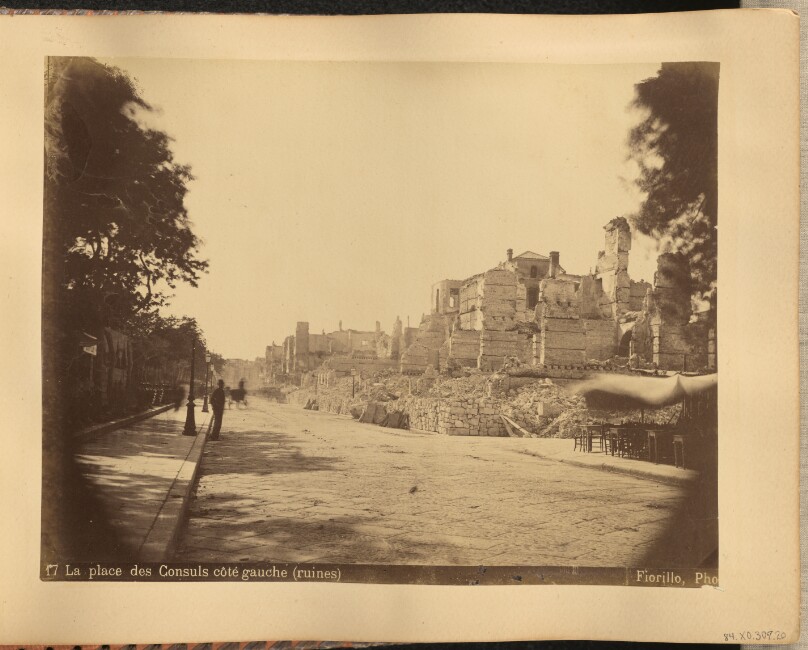 La place des Consuls côté gauche (ruines)