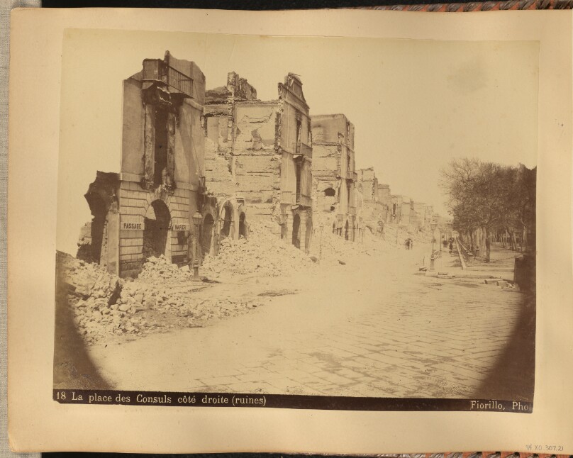 La place des Consuls côté droite (ruines)