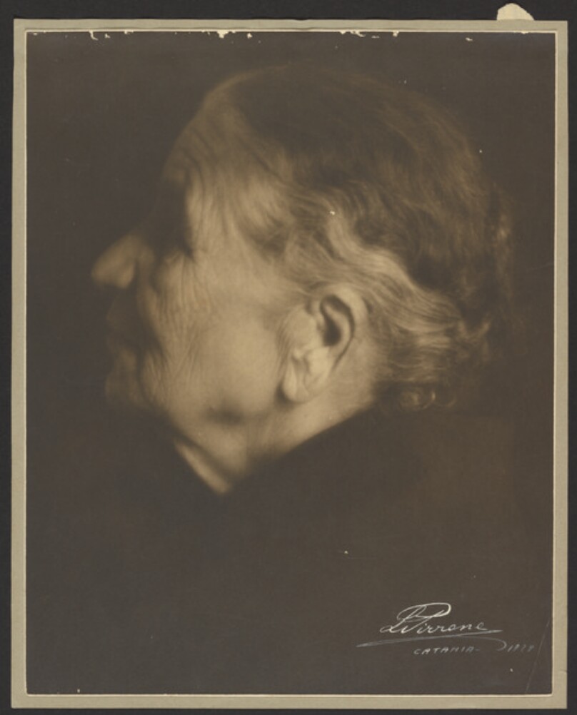 [Profile of old woman]