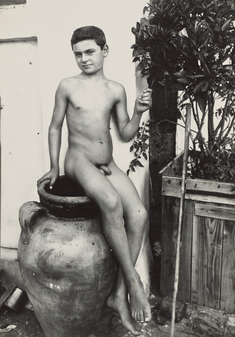 [Seated nude]