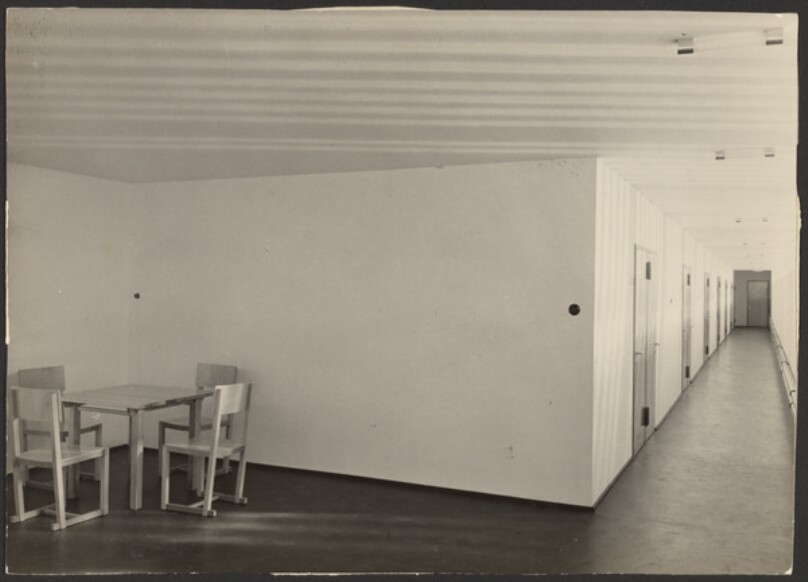 Kleiner tisch und einfache stuhle aus der sozialen frauenschule in Aachen