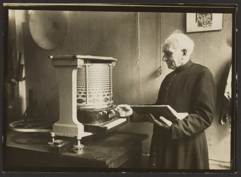 [Sirene a ondes inventees par l'abbe Rousselot]
