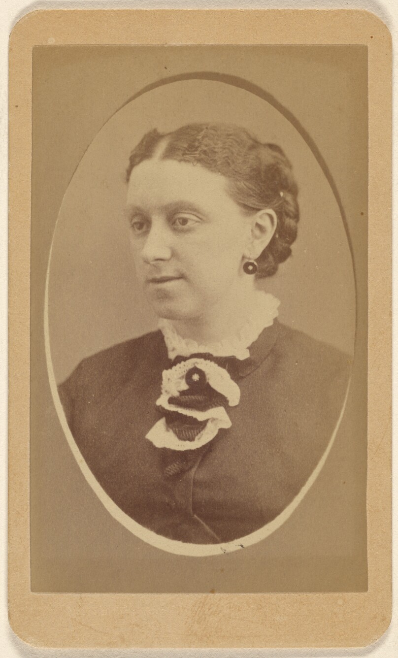 [Unidentified woman, printed in quasi-oval style]