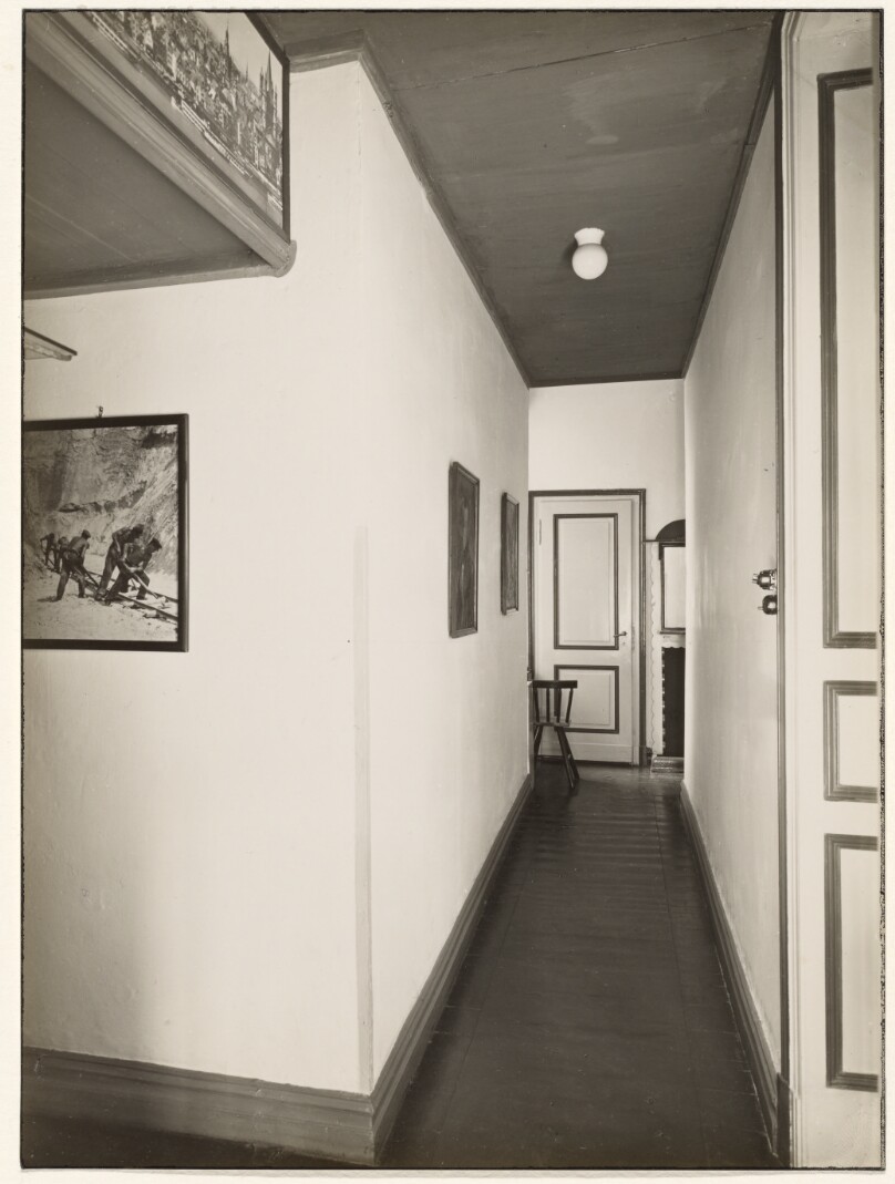 Sander's studio/home, Cologne: Corridor to living area (Sander's Studio/Wohnung, Köln: Flur zur Wohnung)