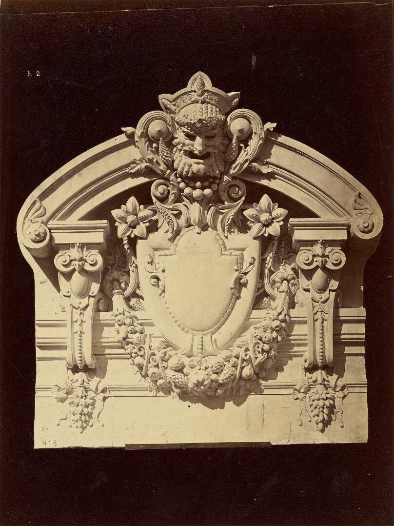 Cartouche couronnant les pilastres du grand vestibule.