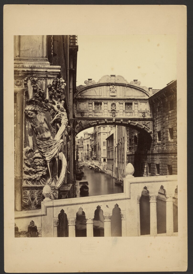 Pont des Sospiri, avec la balustrade du pont de la Paglia