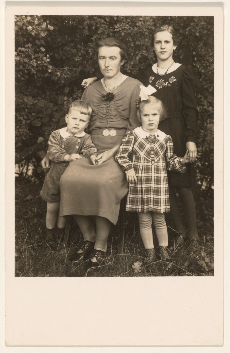 [Untitled] / [Mrs. Bieler ? (mother?) and three children, Helmenzen ?, Westerwald]