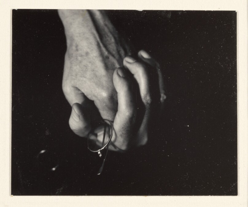 Stieglitz-Hands with glasses (Variant I)