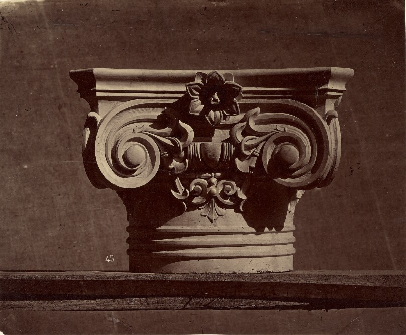 Chapiteau des colonnes du vestibule. Pavillon du chef de l'Etat.