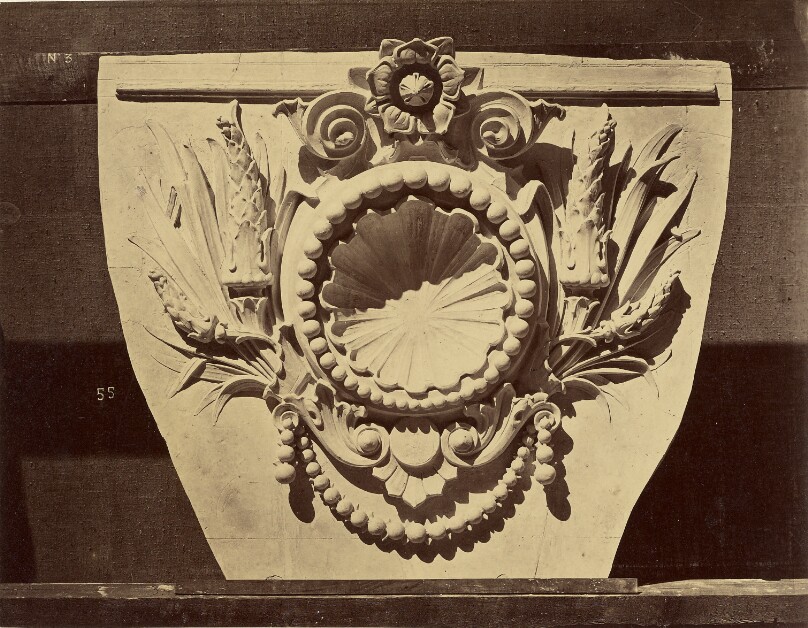 Cartouche servant d'applique sur les piliers du vestibule circulaire.