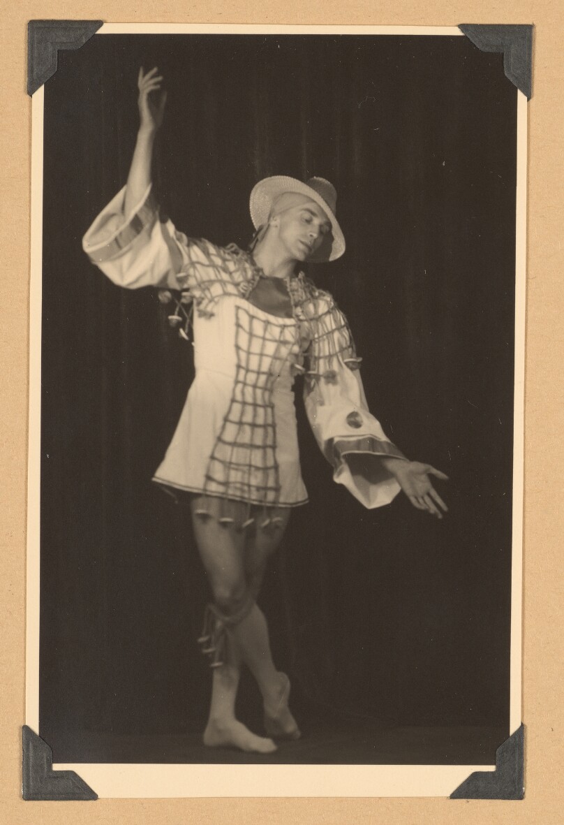 [Harald Kreutzberg posing in costume]