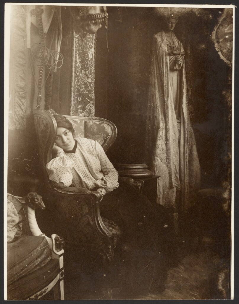 [Marie Chytilová in Mucha's Studio, Rue du Val-de-Grâce, Paris]
