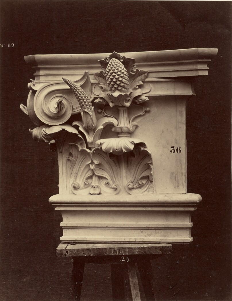 Chapiteau des pilastres intérieurs de la loggia.