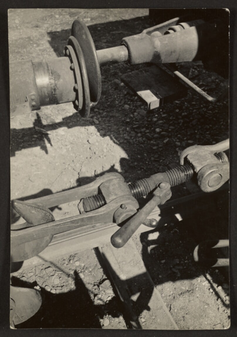 [Connecting Mechanisms Between Transport Cars]