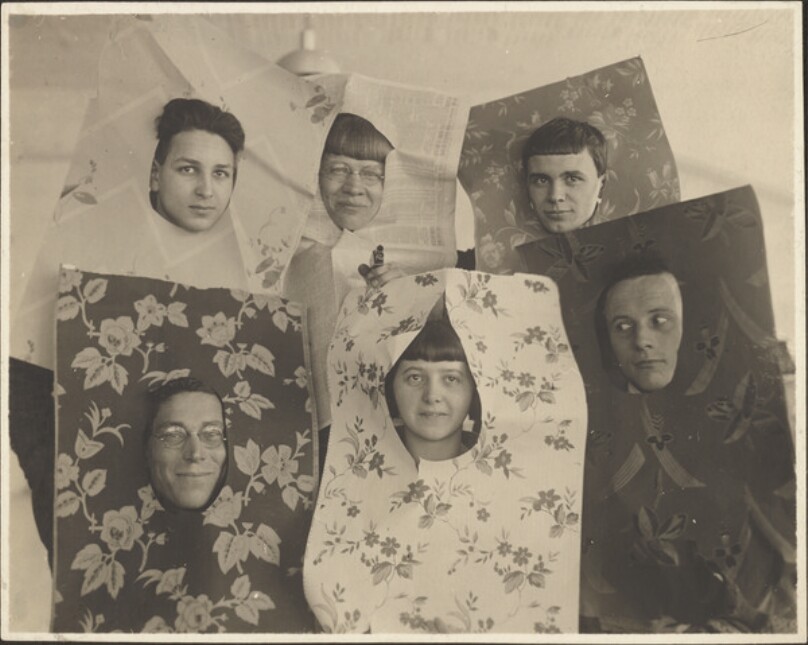 Unbekannt, Bauhäusler hinter Tabeten (unten links August Rauh, unten rechts Andreas Burkhardt)
