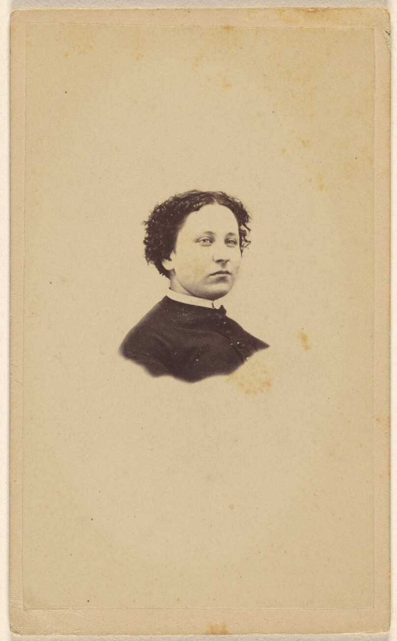 [Unidentified woman, printed in vignette-style]