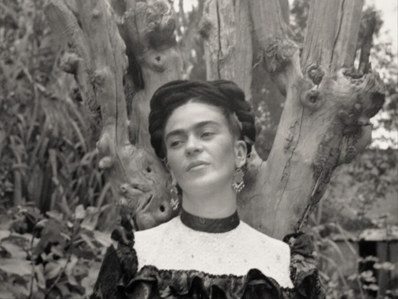 [Frida Kahlo in front of tree]
