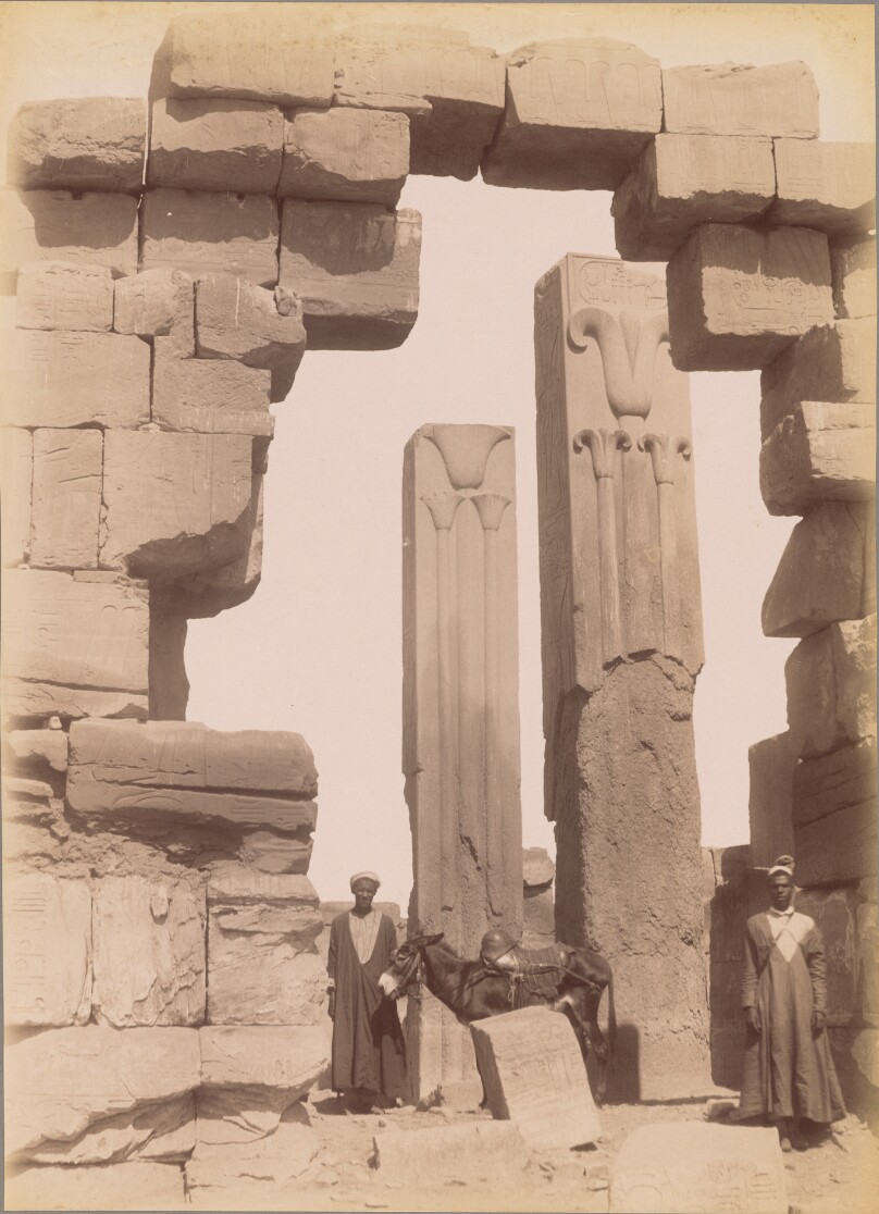 [Karnak, Gate and Lotus Columns] / [Karnak, Porte et Colonnes Lotus]