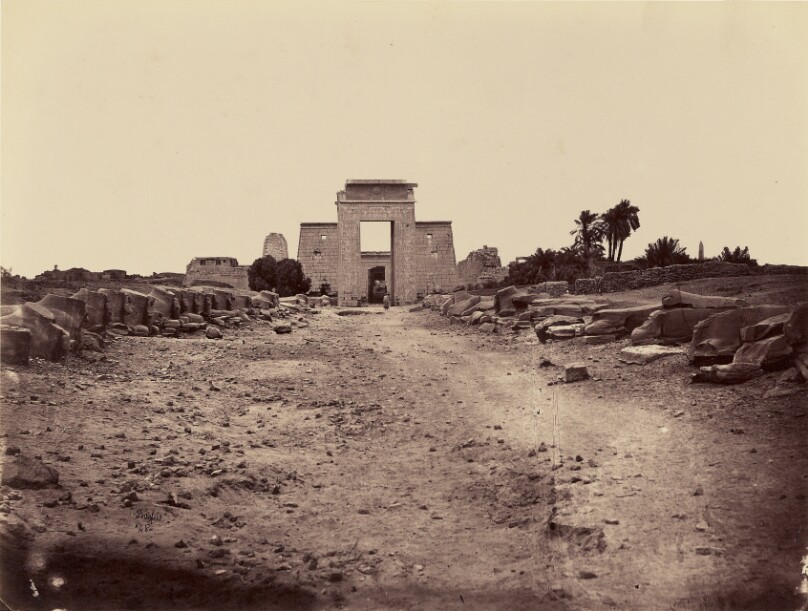Avenue des Sphinx et propylone ptolemeen (Karnak) Thebes